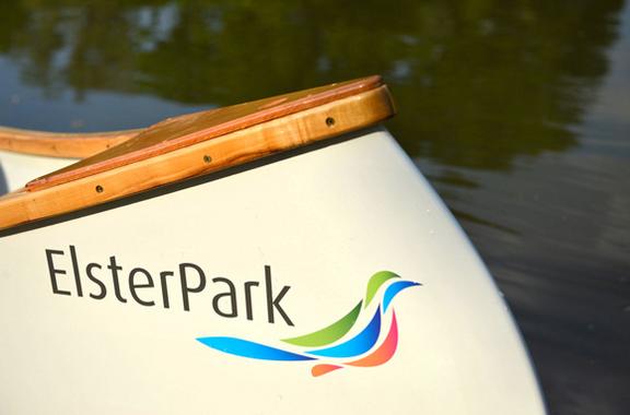 Kanu im Wasser mit Aufschrift ElsterPark 
