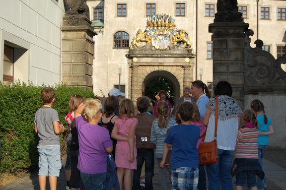 Eine Gruppe Kinder auf der Dornröschen-Führung.