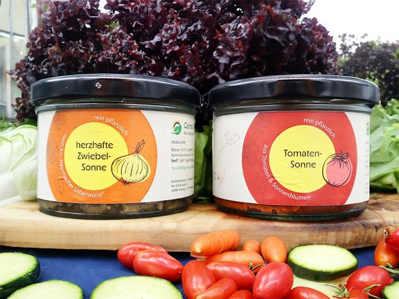 Zwei vegane Brotaufstriche in der Torgauer Touristeninformation, Zwiebel-Sonne und Tomaten-Sonne.