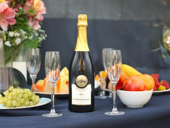 Flasche Crémant de Saxe in der Torgauer Touristeninformation