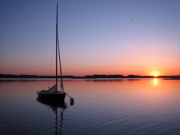 Boot großer Teich bei Sonnenaufgang