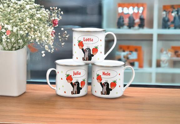 Personalisierter Becher mit dem Namen Lotta und einer Zeichnung eines Maulwurfs mit Erdbeeren.