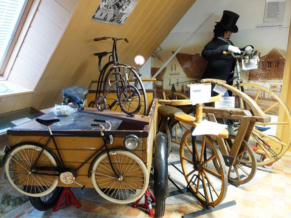 Sammlung von historischen Fahrrädern im Museum