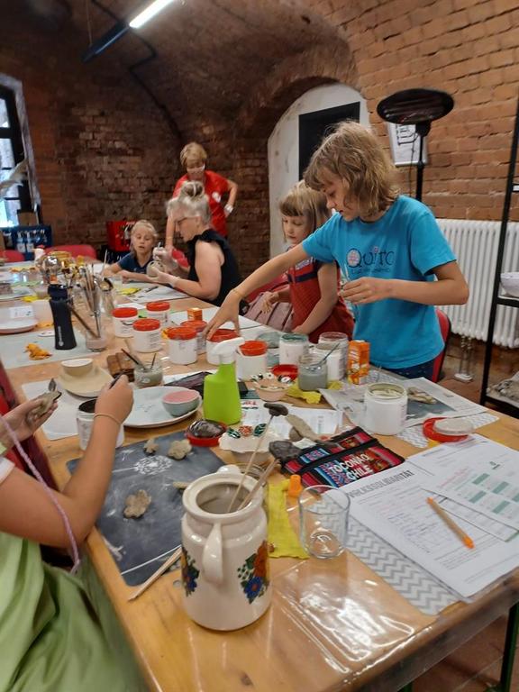 Mehrere Kinder malen und basteln