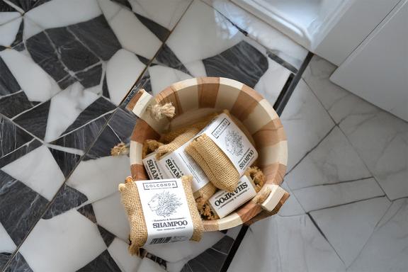 Shampoo in einem Holzkorb in der Torgauer Touristeninformation