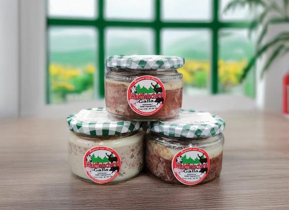 Verschiedene Produkte im Shop der Torgauer Touristeninformation