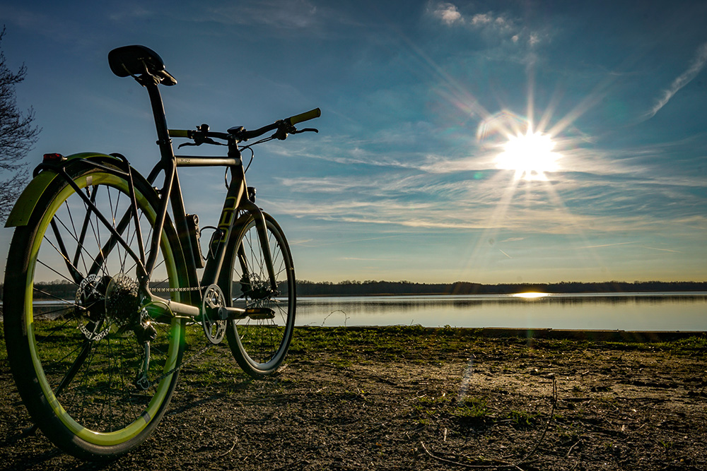 Fahrrad stehend vor großem Teich
