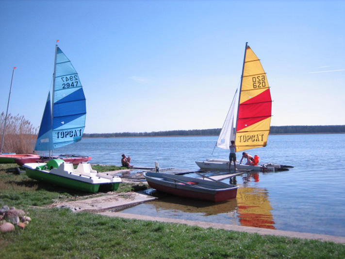 zwei Segelboote auf dem großen Teich 