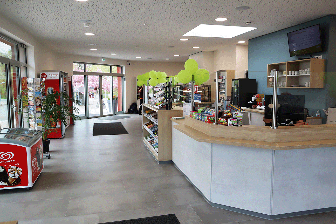 Innenraum des Service Centers-Bahnhof Torgau mit Verkaufstheke und Eis Truhe