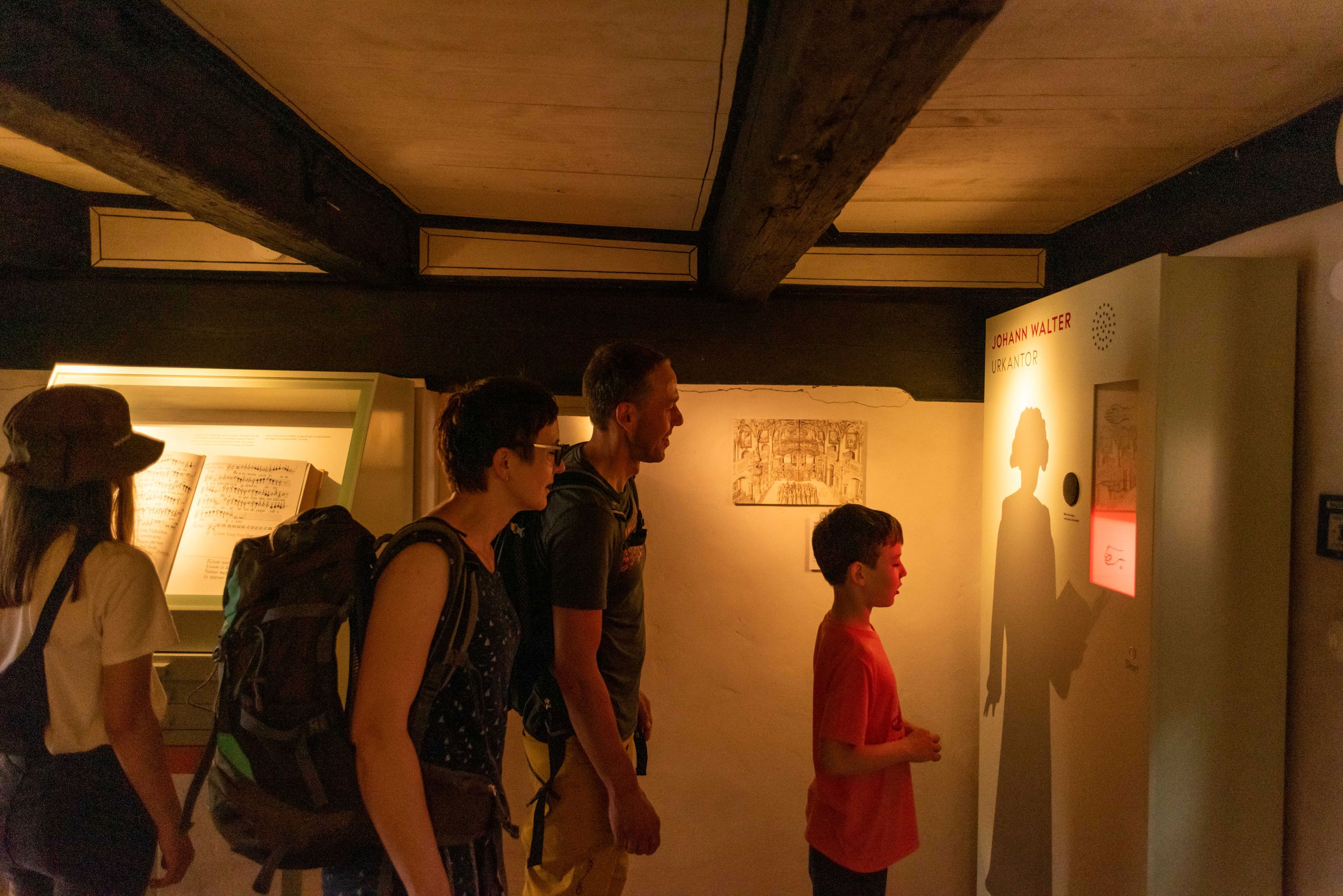 Lichtspiel und Schatten in einer Museumsausstellung.