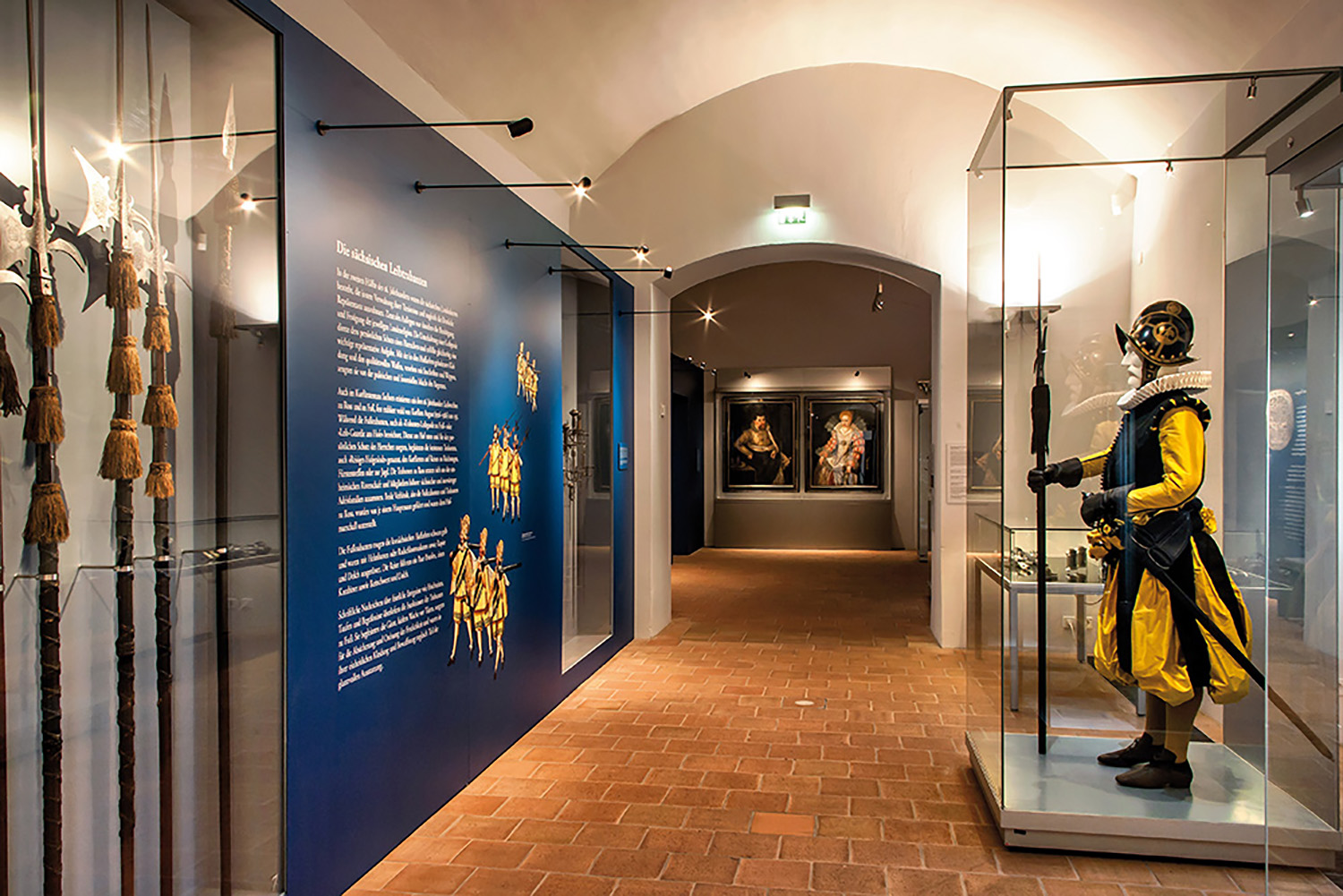 Innenansicht eines Museums mit Rüstungen und historischen Artefakten.